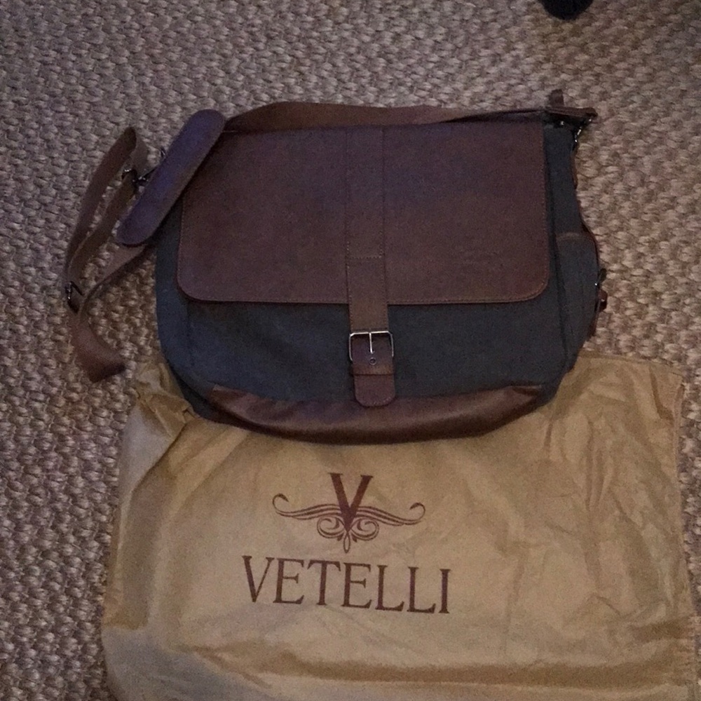 Vetelli Messenger Bag